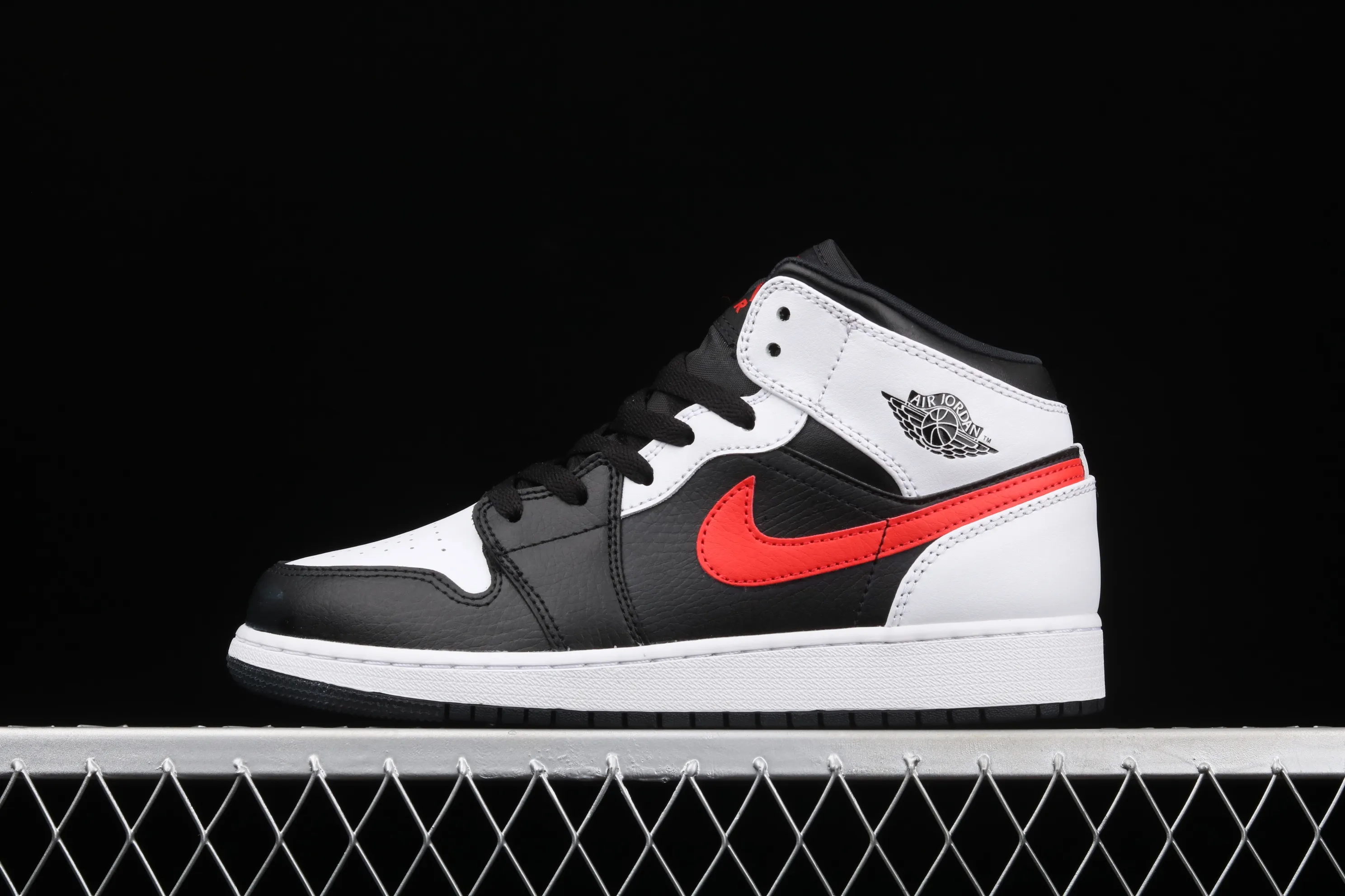All categories Air Jordan Jordan series basketball shoes Air Jordan 1 Mid G version pure original Air Jordan 1 Mid AJ1 Joe 1 black and white red hook Zhongbang basketball shoes 554725-075